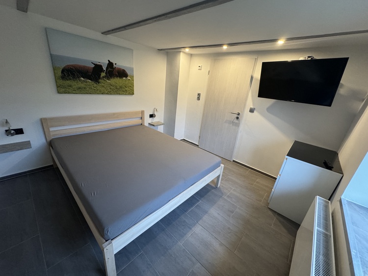 Schlafzimmer im EG mit SAT-V Schlafzimmer im EG mit SAT-V