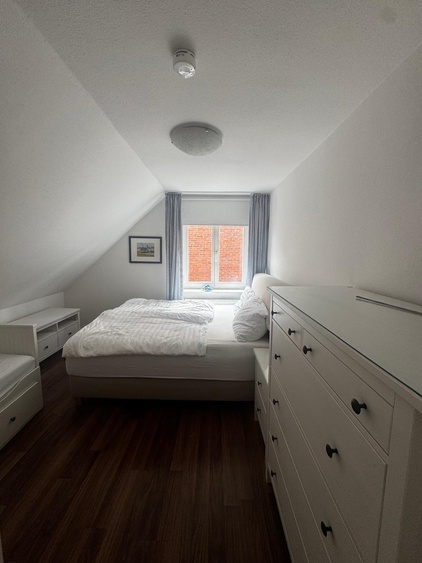 Schlafzimmer, links