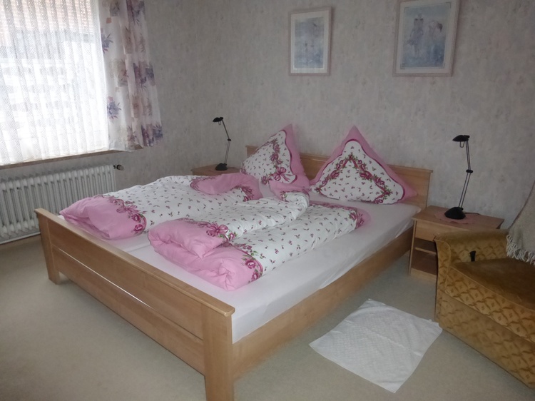 Schlafzimmer zur Seite. Schlafzimmer zur Seite.