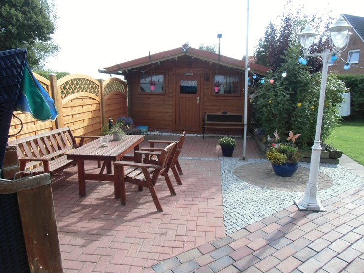Gästeterrasse mit Gartenhäuschen Gästeterrasse mit Gartenhäuschen