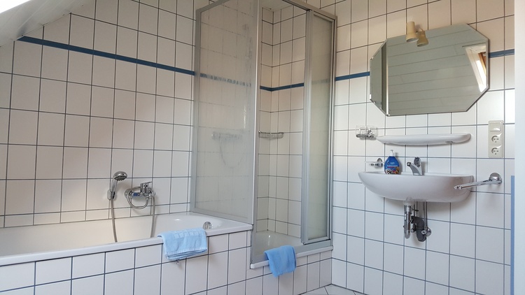 Badezimmer mit Dusche,WC, Badewanne Badezimmer mit Dusche,WC, Badewanne