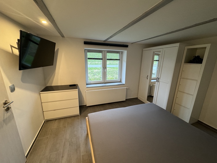 Schlafzimmer im EG mit SAT-TV