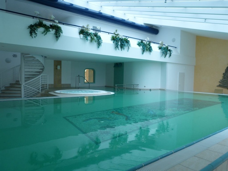 Hallenbad und drei Saunen im Haus Hallenbad und drei Saunen im Haus
