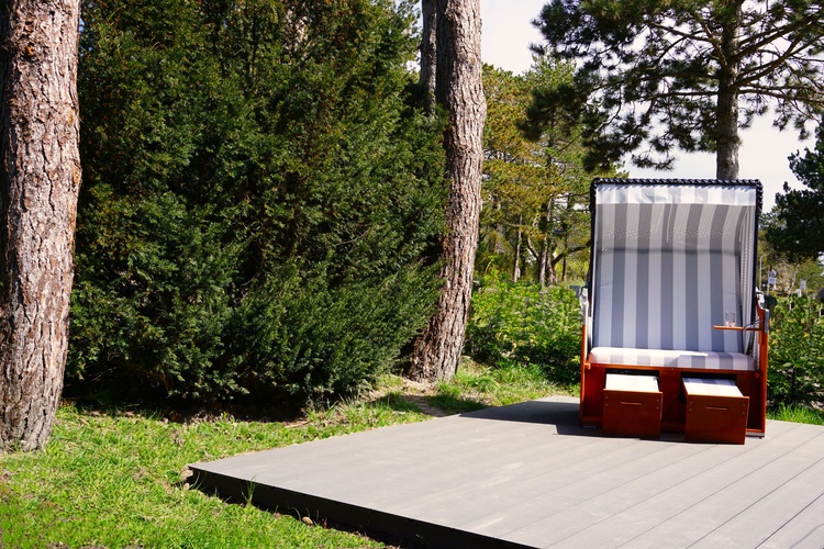 eigener Garten vor dem Haus mit Strandkorb eigener Garten vor dem Haus mit Strandkorb
