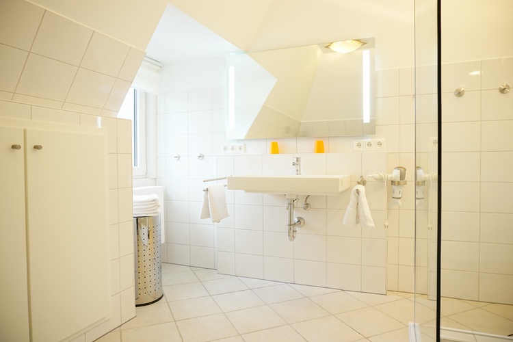 Bad mit Walk-In-Dusche Bad mit Walk-In-Dusche