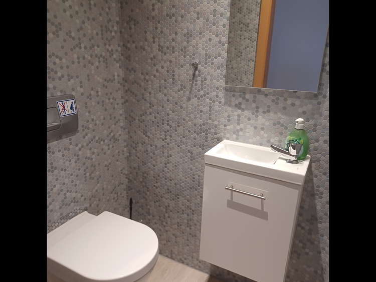 separates WC separates WC
