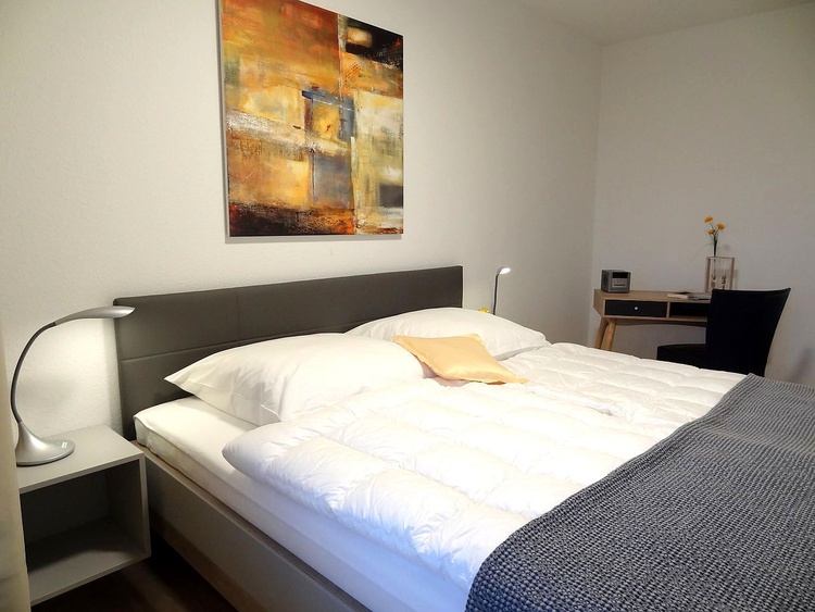 separates geräumiges Schlafzimmer mit 2. TV und Schreibplatz